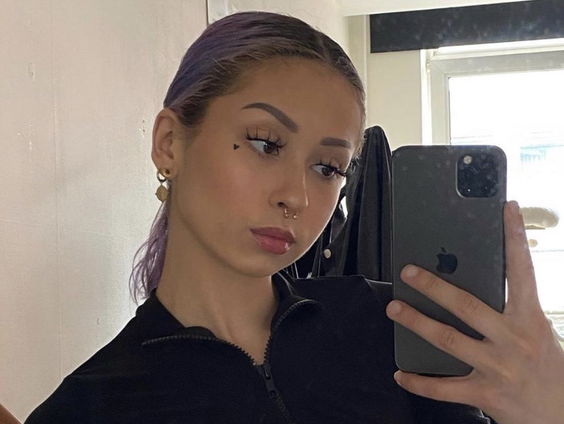 Isabella heeft trichotillomanie: 'Ik trek mijn wimpers en wenkbrauwen uit'