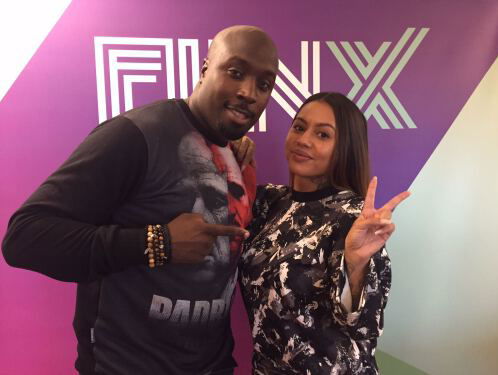 Tabitha speelt het karaoke spel. Hoe goed kent zij de tracks van vrouwelijke supersterren?