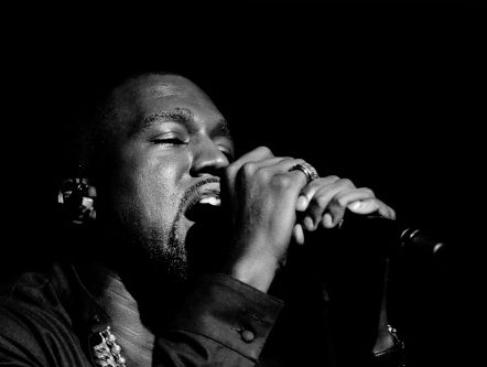 Hoe komt Kanye West ooit nog van zijn wurgcontract af?