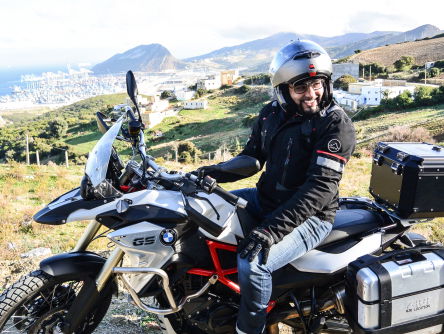 Mounir Toub op de motor door Marokko in nieuw tv-programma