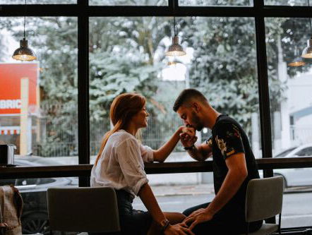 'Zombieing' en 'Orbiting' zijn blijkbaar datingtrends en niemand weet waarom