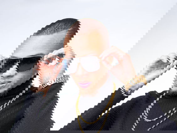 JR KENNA en reporter Marvin halen een broodje pom: "Doe voor hem extra peper!"