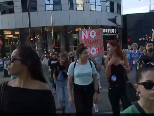 Emotionele stille tocht voor verkrachte uitwisselingsstudente in Roffa