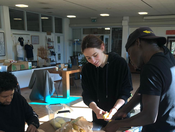 Dit is hoe Maria ongedocumenteerde vluchtelingen helpt tijdens de ramadan