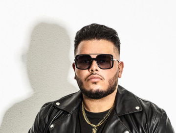 Shikss heeft shakende handen tijdens Suus' Speeddate