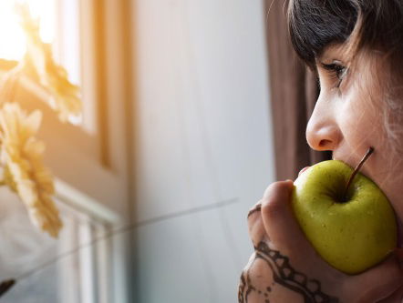 Smakken, hoesten, snurken.. Mensen met misofonie walgen hiervan, maar gelukkig is er een oplossing!