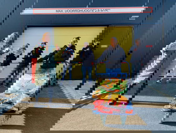 Annika zamelt met drive thru cadeautjes in voor gezinnen die wat minder te besteden hebben