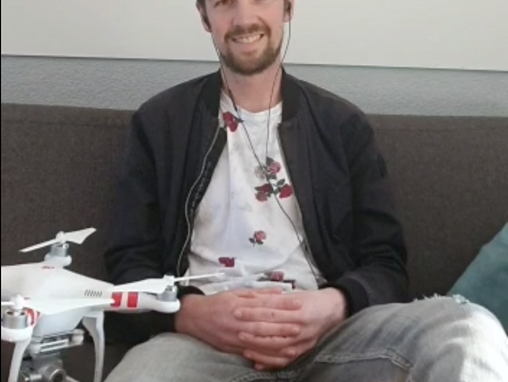 Leraar Mike ruilde zij Pokémonkaart tot een drone (€800,-). En hij ruilt door!