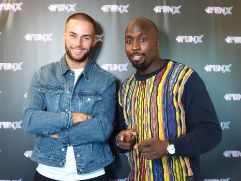 Donny Roelvink zingt bekende tracks met maar één woord!