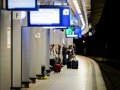 Matchmaker Fernando helpt FunX-luisteraars tijdens ov-staking!