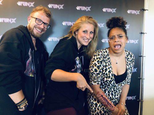 Dit is hoe Melissa een nepwond aanbrengt bij Jaleesa.