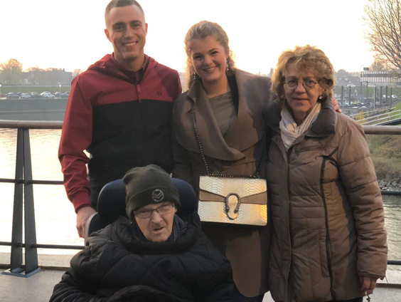 Held Mike wil kerstkaarten versturen naar eenzame ouderen in tehuis