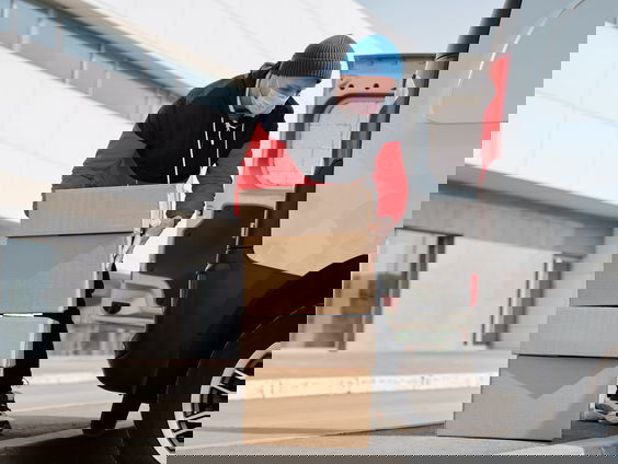 DJ Lourenz: "Ik krijg een DJ-booth in het depot op de drukste dag van het jaar."