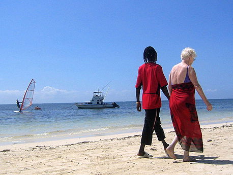 Sekstoerisme; Oudere Westerse vrouwen reizen af naar Afrika voor seks