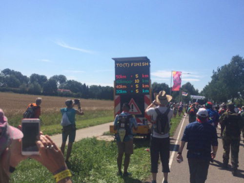 Mo loopt de Nijmeegse Vierdaagse: ' net de Tour de France, alleen maar blije mensen die je toe juichen'