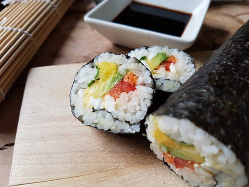 Sushi hoor je warm te eten!