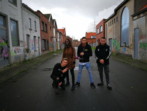 Vanessa bezoekt spookstadje Doel met Sven en zijn vrienden - België