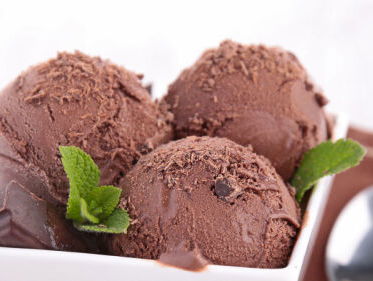 Shay test chocolade ijs voor Chocolate Ice Cream Day!