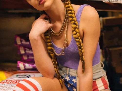 FamkeLouise wil mensen inspireren met haar track 'Op Me Monnie'