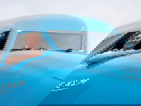 Koning Willem-Alexander vliegt Feyenoord supporters naar Praag: "Hij zwaaide naar ons vanuit de cockpit"