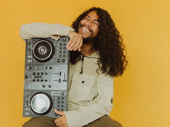 Andrew bent met JAEL over zijn debuutalbum 'Half As Much'