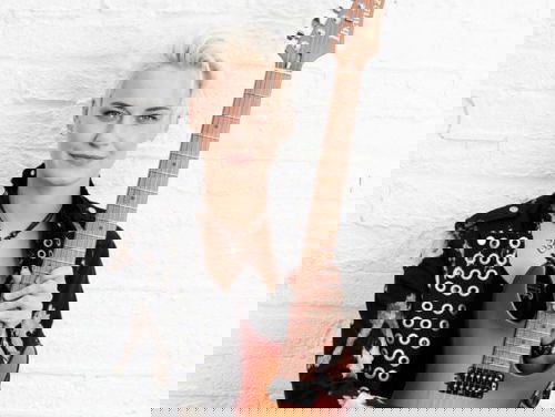 Co belt met gitariste Yasi Hofer over haar nieuwe album Freedom