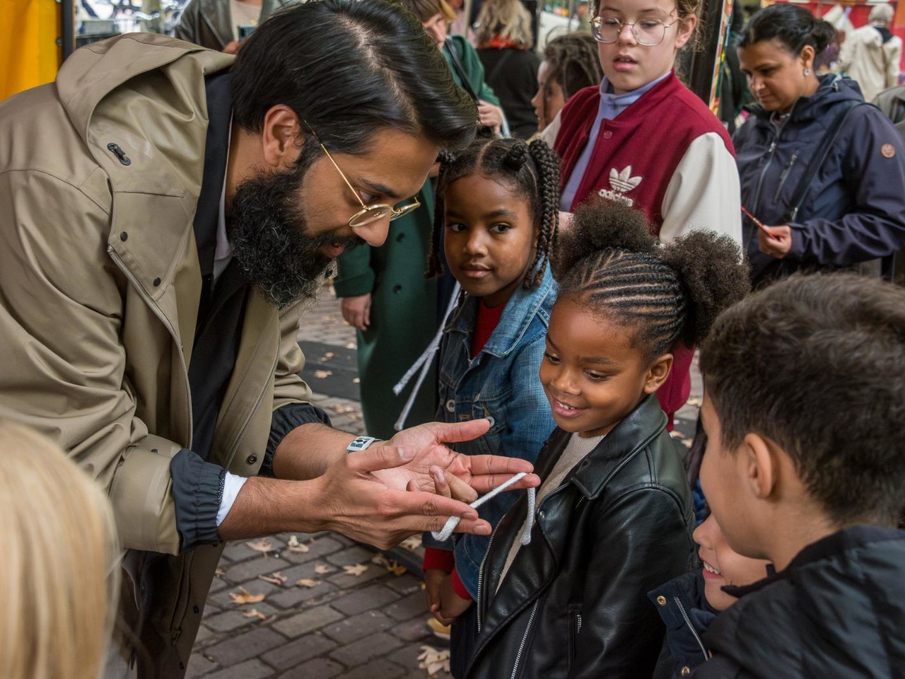Faizi zet vaders aan het vlechten