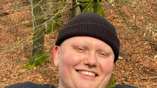 Lotte van Eijk maakt statement met vintage fashion in ‘A Beautiful Mess’