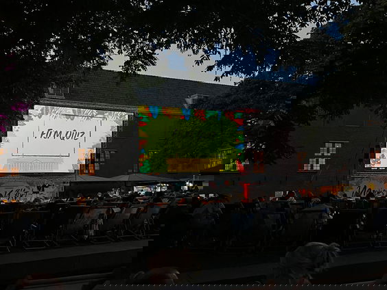 Films kijken in de buitenlucht bij @H'ART Museum