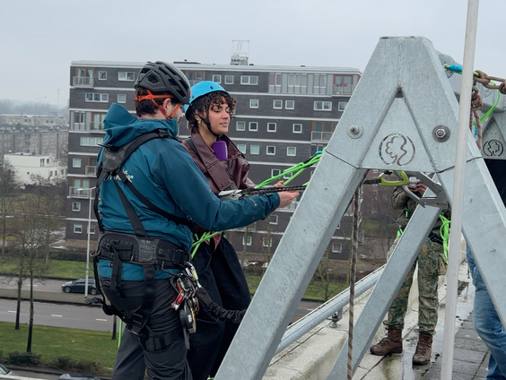 Reporter Camille abseilde van het schoolgebouw tijdens de open dag in Zuid-Oost