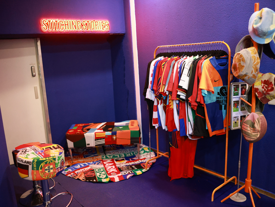 Ontwerpt je eigen buckethat bij Stitching Stories in Amsterdam