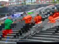 ISG Host loopt door de wijken van Zuidoost om de buurt leefbaar te houden