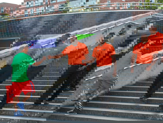 ISG Host loopt door de wijken van Zuidoost om de buurt leefbaar te houden