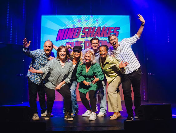 Wat gebeurd er bij de Comedyshow Nino Shakes The Room?