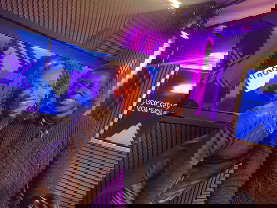 KERSTAVOND BIJ FUNX: RODNEY STRAALT IN DE STUDIO