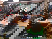 In de bibliotheek kwamen de gemeente en jongeren samen om te bespreken wat er beter kan!