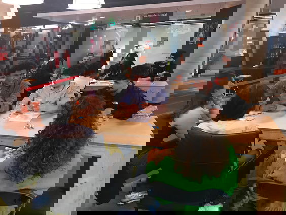 In de bibliotheek kwamen de gemeente en jongeren samen om te bespreken wat er beter kan!