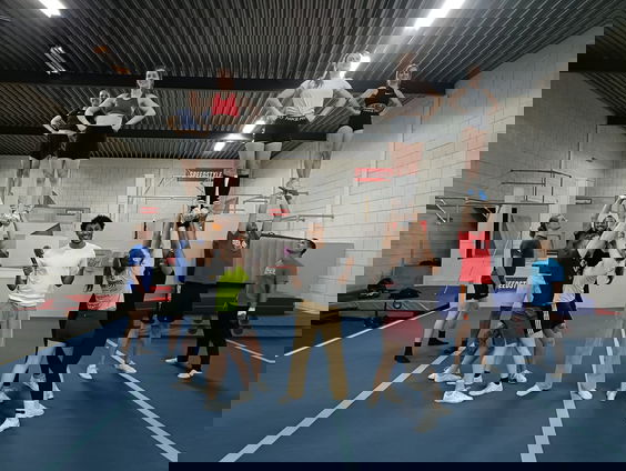 Reporter Yannick trainde mee met de beste cheerleaders van Nederland!