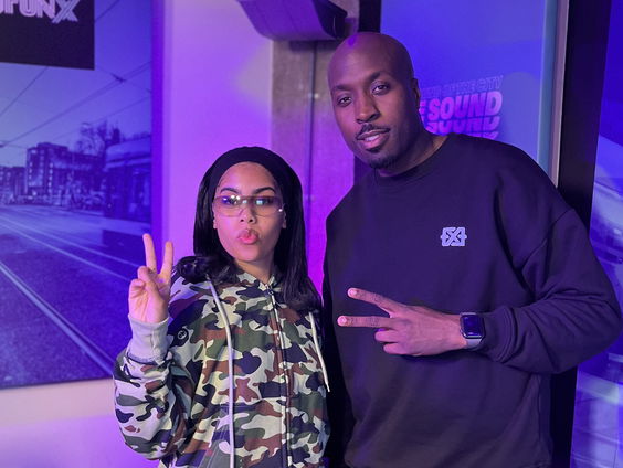 Reanny ontvangt voicememo's van vriend Ocho en haar tante!