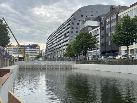 Hier kan je in Rotterdam surfen door het centrum!