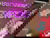 Yesim Candan maakt femicide zichtbaar met rode hakken