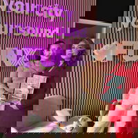 Yesim Candan maakt femicide zichtbaar met rode hakken