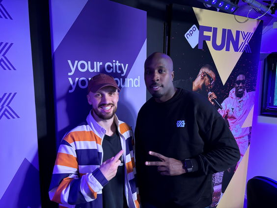 Jeroen deed een jaar lang 1000 push ups per dag, en doet nu voor de sier 100 extra met Fernando!