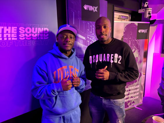 Chivv vertelt aan Fernando over Suriname, vakantie en zijn nieuwe album