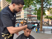 Mehmet (21) geeft dakloze mensen gratis een frisse coupe