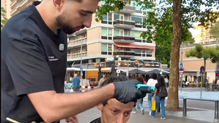 Mehmet (21) geeft dakloze mensen gratis een frisse coupe