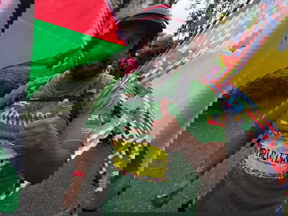 Mo laat de Palestijnse vlag zien bij de Nijmeegse vierdaagse