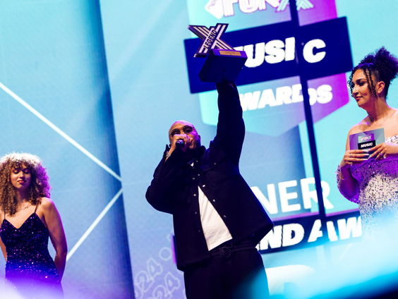 De winnaar van de aller eerste legend award is... ADJE