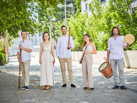 Hoboband La Petite Écurie geeft concert in voormalige fabriek