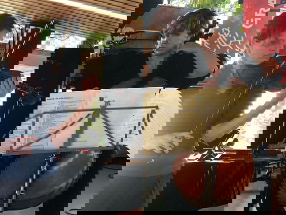 Earbites − cellist Anastasia Feruleva en violist Floor Le Coultre